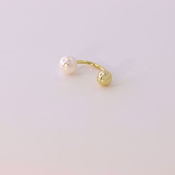 Picture of Minimal pearl piercing | golden