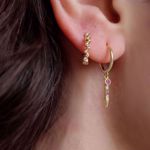Picture of Arrow huggie earring | golden