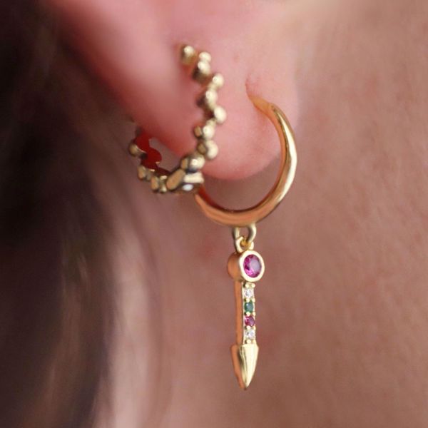 Imagem de Arrow huggie earring | golden