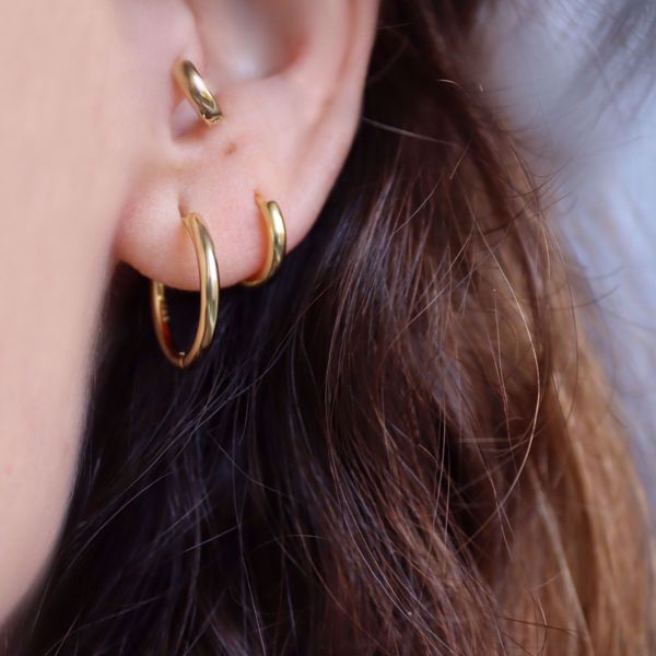 Imagem de Beatriz huggie earrings M | golden