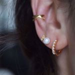 Imagem de Pearls huggie earring | golden