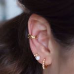 Picture of Bar and pearl piercing | golden