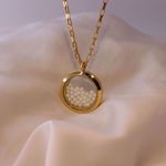 Imagem de Pearl & gold locket necklace