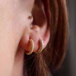 Imagem de Olivia huggie earring | golden